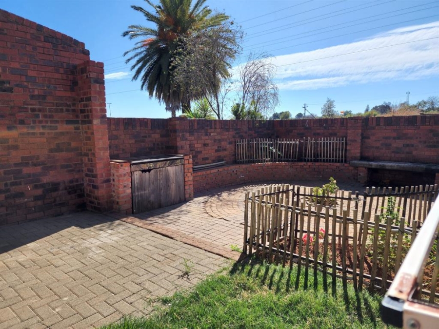 2 Bedroom Property for Sale in Langenhovenpark Free State